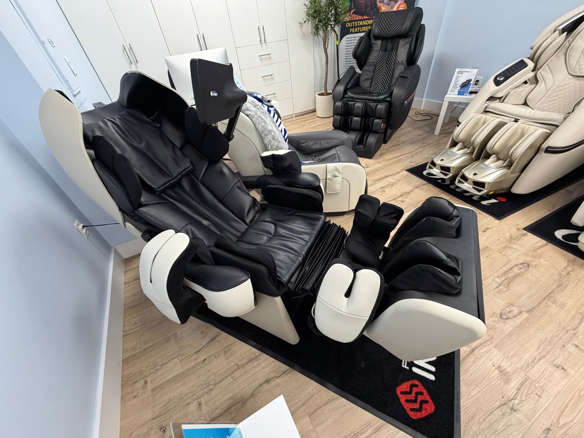 InadaMassage ChairsInada ROBO Massage Chair with Facial Recognition ( OPEN BOX FLOOR DEMO)White and BlackMassage Chair Heaven
